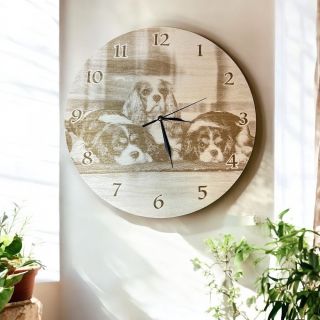 🕰️ Každé dřevo má svůj příběh🐾💛 Tyto hodiny vznikly jako výhra z psí výstavy. Paní si přála mít svoje chlupaté šampiony...